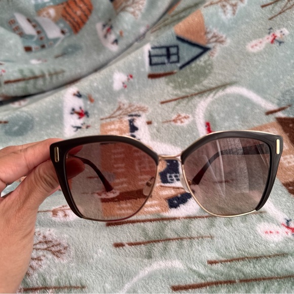 Prada sunglasses. - Picture 5 of 12